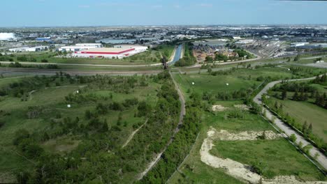 Grenze-Zwischen-Parkgebiet-Und-Industriegebiet,-Von-Oben-Aufgenommen,-Calgary,-Alberta