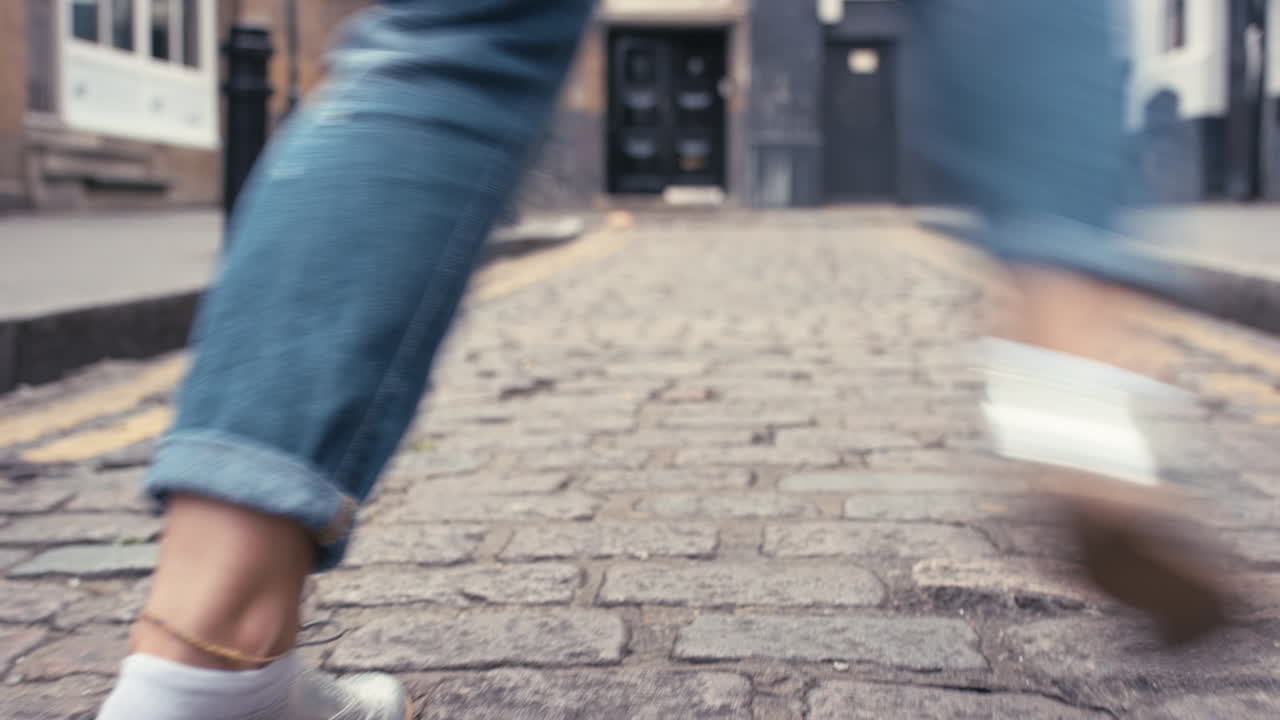 Donna caucasica ballerina di strada contemporanea e funky che balla freestyle in città.