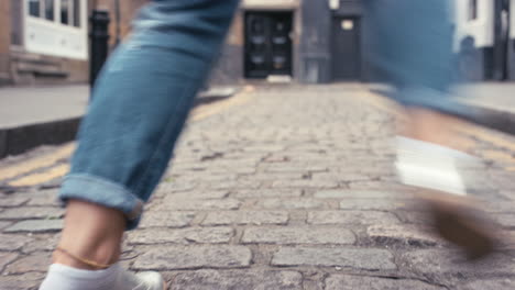 Mujer-Caucásica-Funky-Contemporánea-Bailarina-Callejera-Bailando-Estilo-Libre-En-La-Ciudad