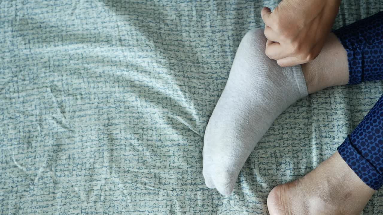 하 양말을 입은 여자.