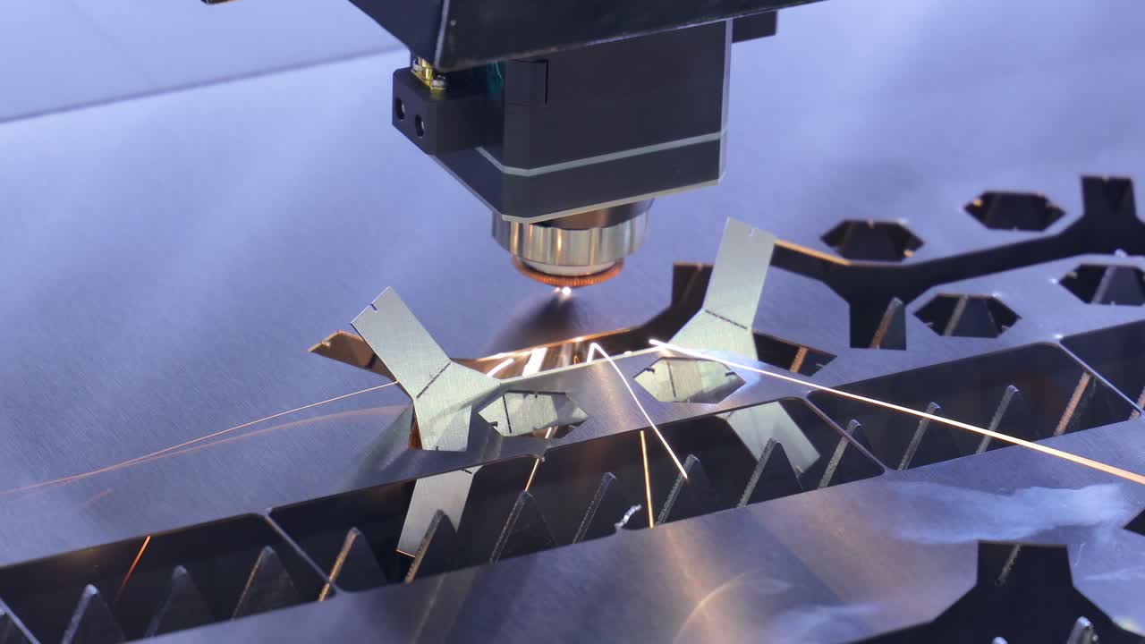 taglio laser cnc del metallo, moderna tecnologia industriale.