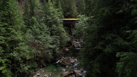 Camión-Conduciendo-Sobre-Un-Puente-En-El-Bosque-Listo-Para-La-Aventura