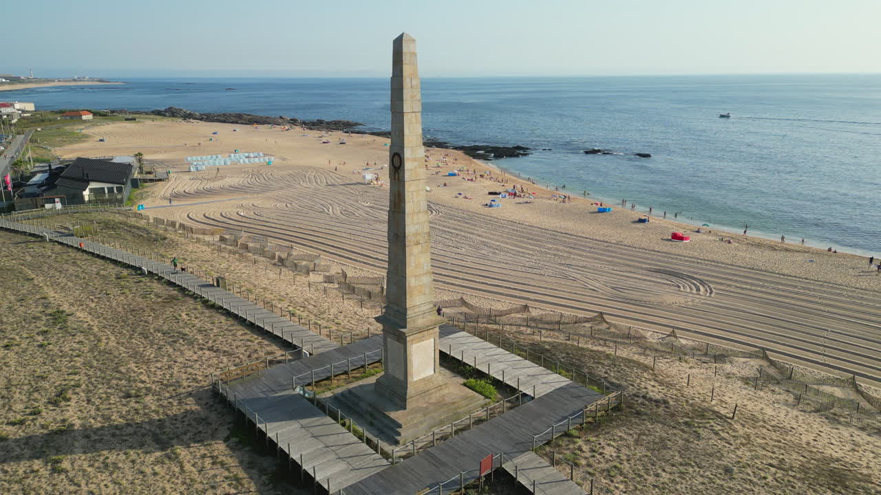 hermosa fotografía aérea del obelisco en praia da memória bajo el sol de verano en portugal