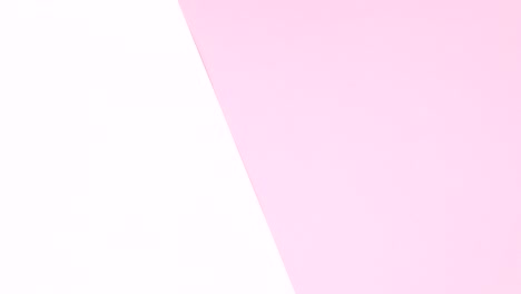 herramientas de manicura, esmalte de uñas aparecen en el lado derecho del tema blanco rosado. detener el movimiento