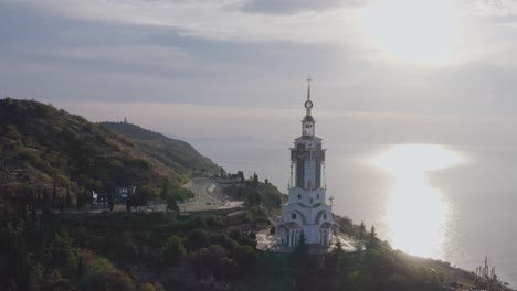 Vista-Aérea-De-La-Torre-De-La-Iglesia-En-El-Paisaje-De-La-Costa-001