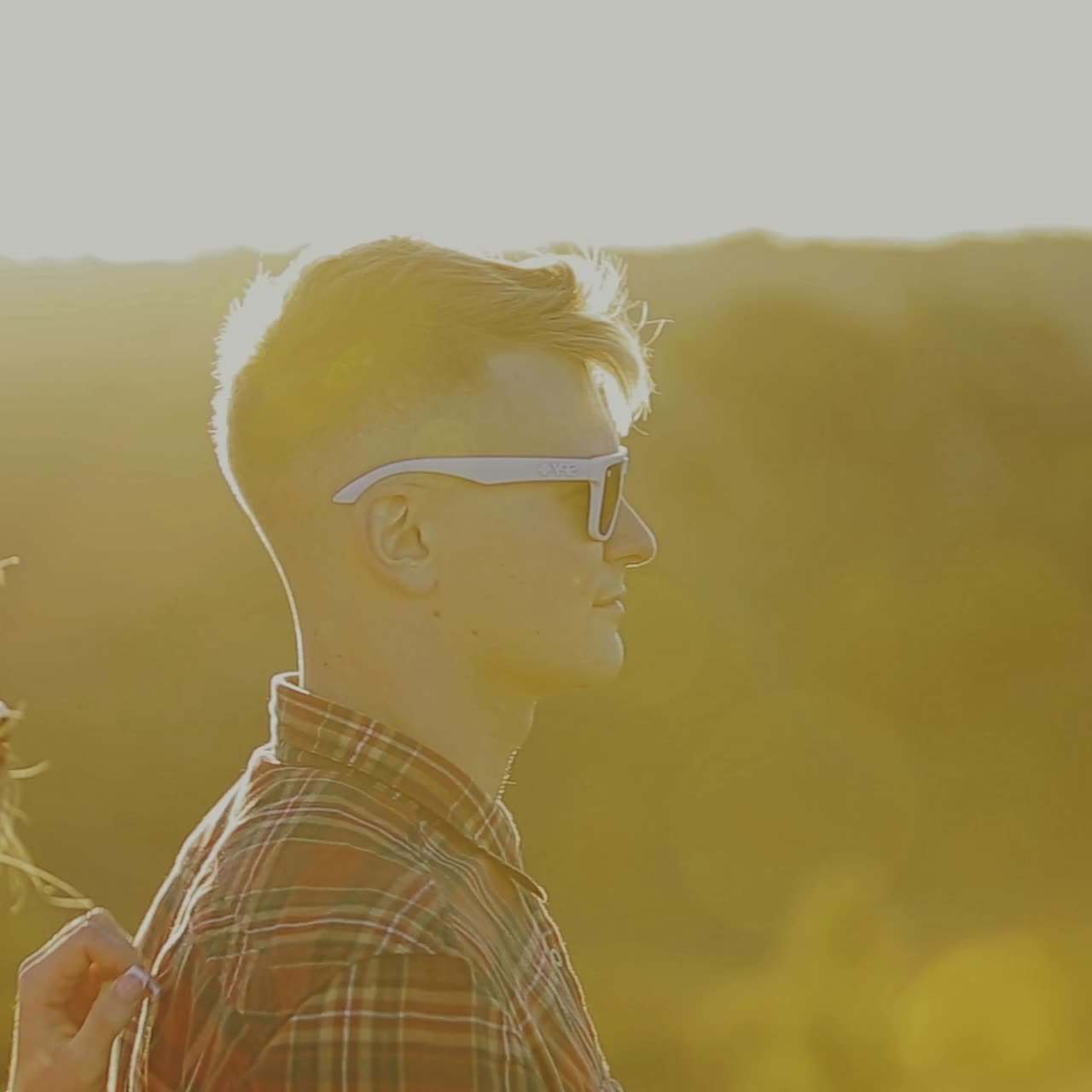 влюбленная пара на открытом воздухе