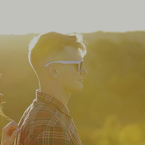pareja enamorada al aire libre