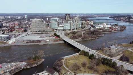 drone volando sobre un puente que cruza el río ottawa en un día de primavera