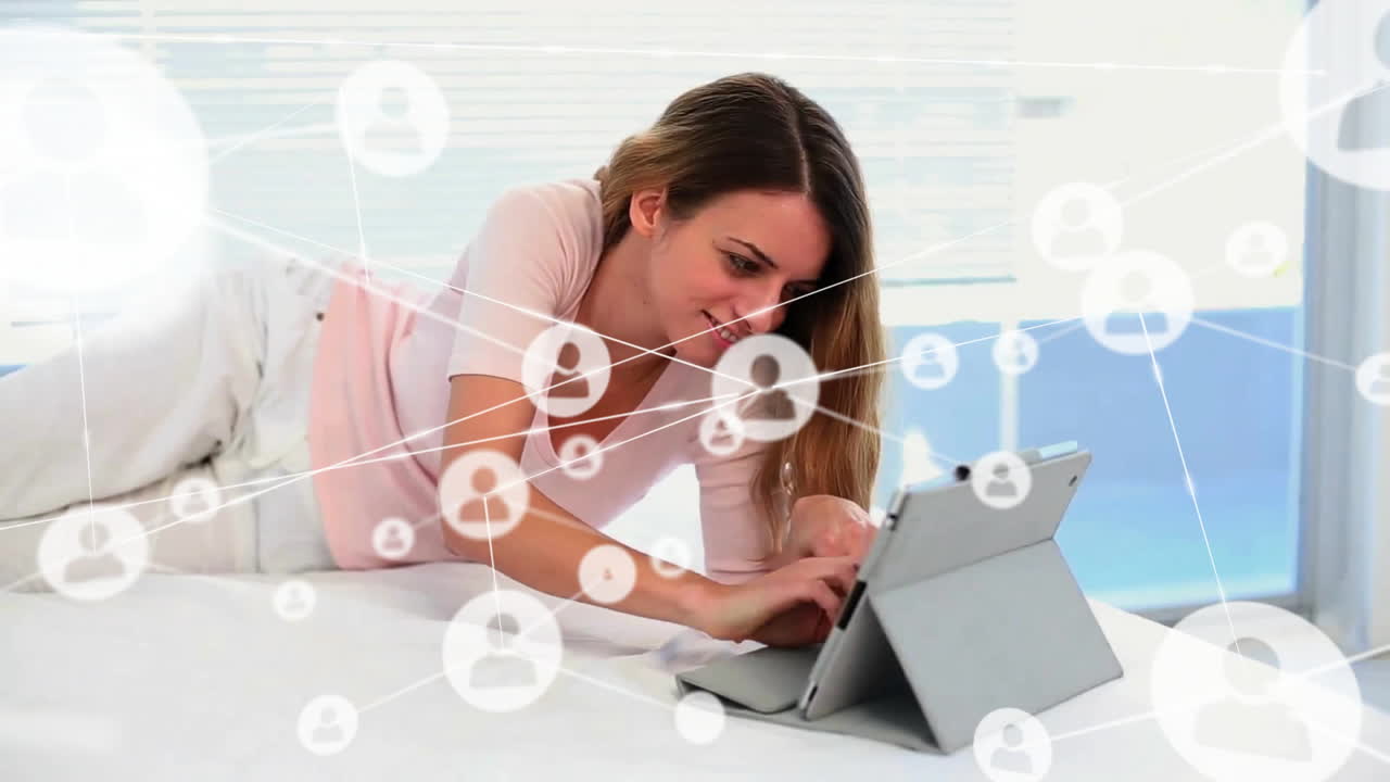 태블릿을 사용하는 두 인종의 여성에 대한 사람들과의 연결 네트워크 아이콘의 애니메이션