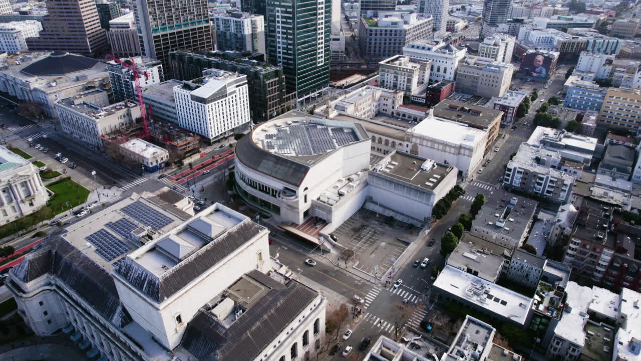 샌프란시스코 심포니와 오페라 하우스, 건물의 드론, 태양 전지 패널의 지붕, 도로 교통