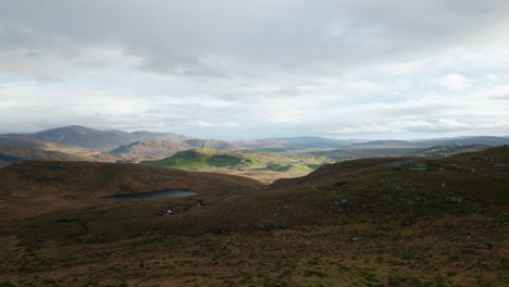 Lichtstrahlen-Heben-Grünes-Und-Orangefarbenes-Gras-In-Einer-Schottischen-Landschaft-Aus-Bergen-Und-Seen-Hervor