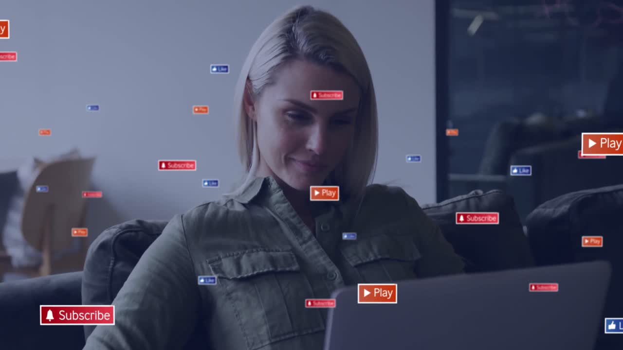 animación de textos e iconos en cajas de mensajes sobre una mujer caucásica sonriente trabajando en una computadora portátil
