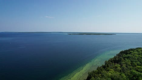 Drone-shot-aerial-view-of-door-county,-plum-island,-and-Washington-island