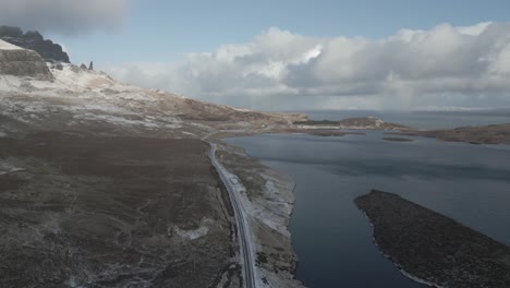 Skye-Bridge-In-Der-Gegend-Von-Vail,-Schottland,-Mit-Ruhigem-Wasser-Und-Einer-Malerischen-Landschaft,-Luftaufnahme