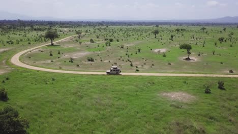 jeep conduciendo en el paisaje de áfrica