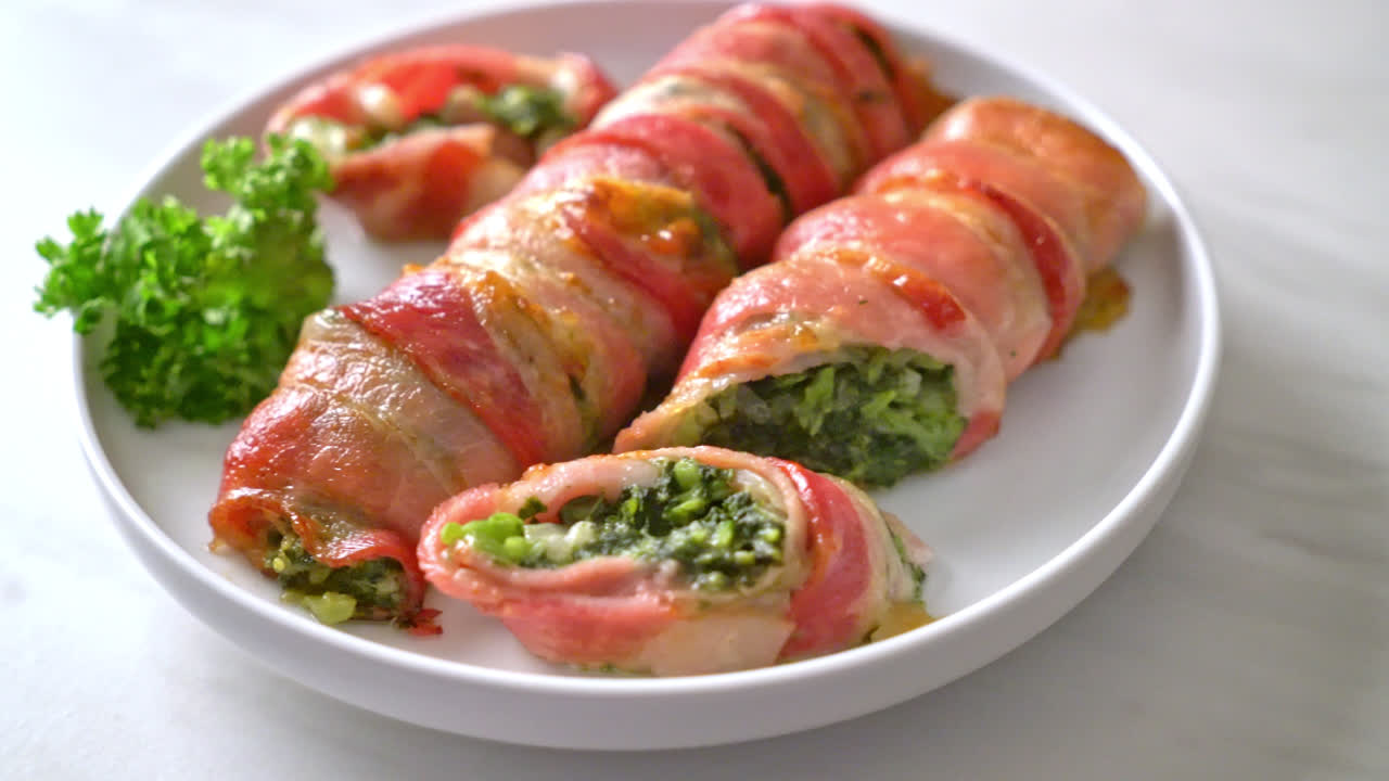 구운 베이컨 롤 박제 시금치와 치즈