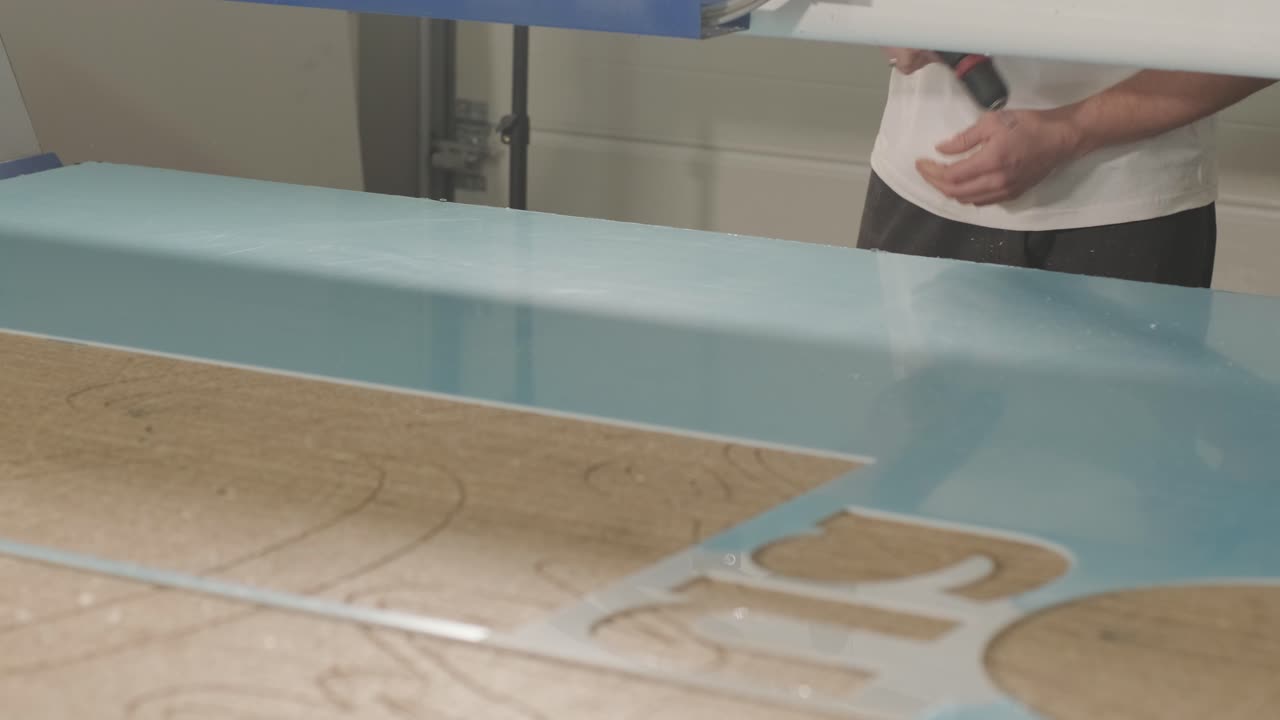 producción de carteles publicitarios, corte de hojas de plástico acrílico