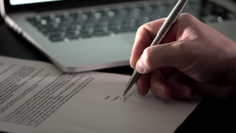 firmando un contrato en una computadora portátil