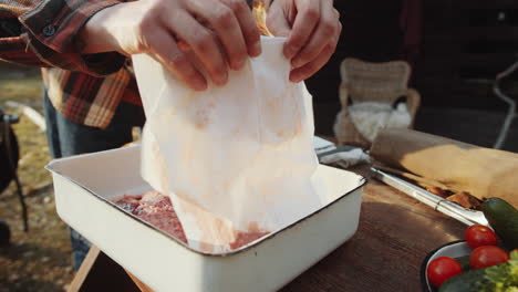 Mann-Tupft-Fleisch-Mit-Papiertüchern-Trocken,-Bevor-Er-Es-Auf-Dem-Grill-Kocht