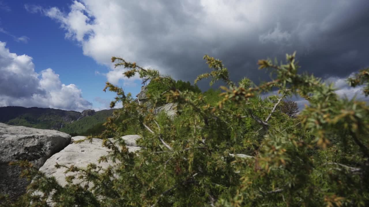 bombardeo con aviones no tripulados alrededor de la meseta de belintash en las montañas rhodope en la provincia de plovdiv en bulgaria
