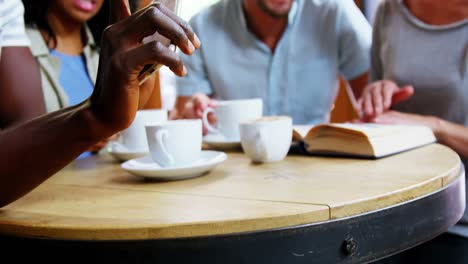 Gruppe-Von-Freunden,-Die-Beim-Kaffeetrinken-Interagieren