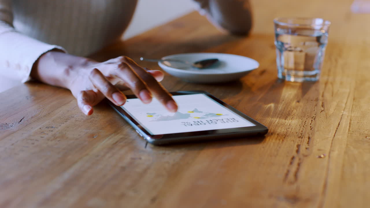 cafetería, sitio web o manos de mujer negra