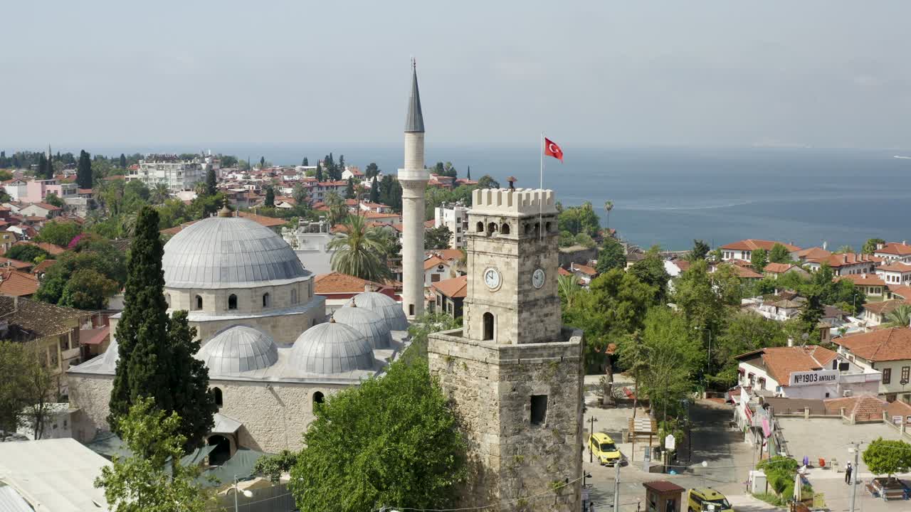 Marina de Antalya con el Castillo de Antalya