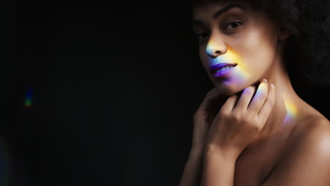 retrato multicolor hermosa mujer afroamericana tocando el cuerpo con la mano acariciando suave cuidado de la piel saludable tez disfrutando de la belleza natural perfecta buscando confianza en el fondo negro