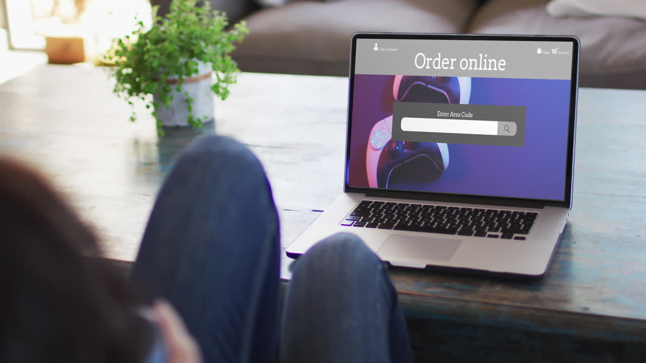 rodillas de una mujer en la mesa usando una computadora portátil, compras en línea para gamepads, cámara lenta