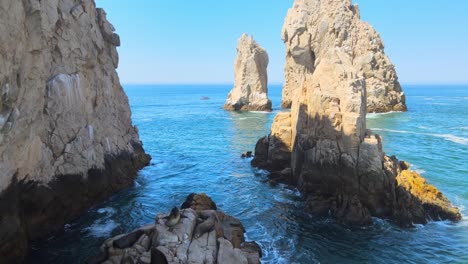 Los-Cabos,-BCS,-Cabo-San-Lucas,-Mexiko-Luftaufnahme-über-Den-Ozean-Mit-Klippen,-Felsen-Und-Wellen