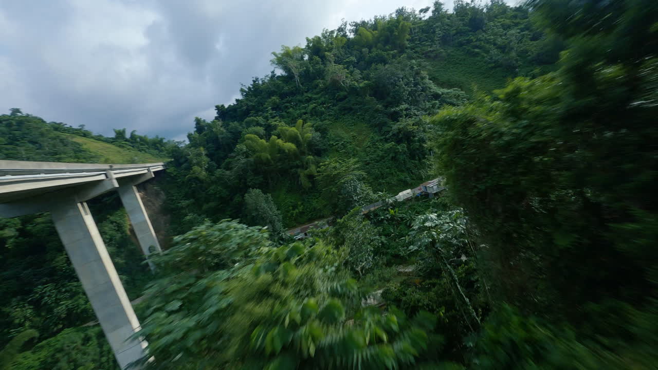trayecto cinematico en un puente elevado de utuado puerto rico junto a un hermoso rio con un drone fpv 4k 30fps, hermoso río