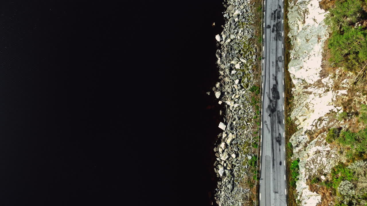 극적인 바위 해안선과 도로, 스웨덴의 공중 하향식 전망