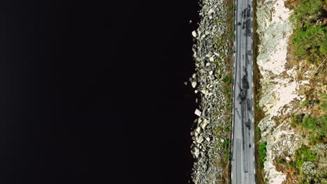 vista aérea de arriba hacia abajo sobre la espectacular costa rocosa y la carretera, suecia
