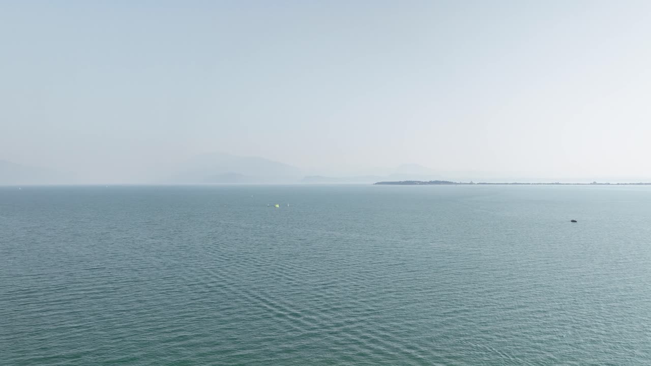 데센자노 델 가르다 시와 호수 파노라마 드론 촬영 02