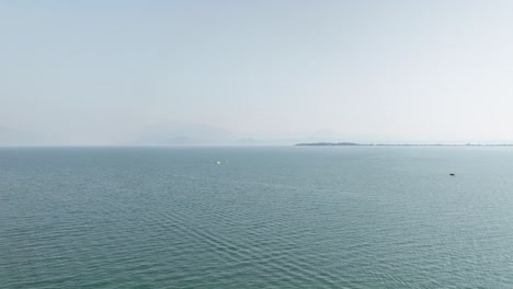 Vista-Panorámica-De-La-Ciudad-Y-El-Lago-De-Desenzano-Del-Garda-Con-Drones-02