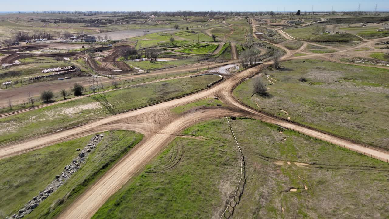 sobrevolando la ciudad de la pradera recreación de vehículos motorizados fuera de la carretera un parque para motocicletas y vehículos todo terreno, recorrido de sobrevuelo por la zona