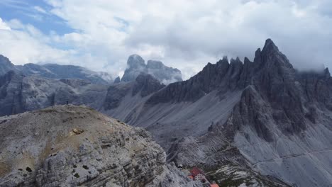 un joven excursionista disfruta de la vista de los dolomitas en italia después de una caminata aventurera en las montañas