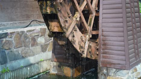 Old-water-wheel-turning,-close-up