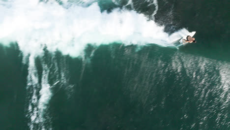 Surfer,-Der-Eine-Große-Welle-An-Einem-Strand-In-Bali-Fängt