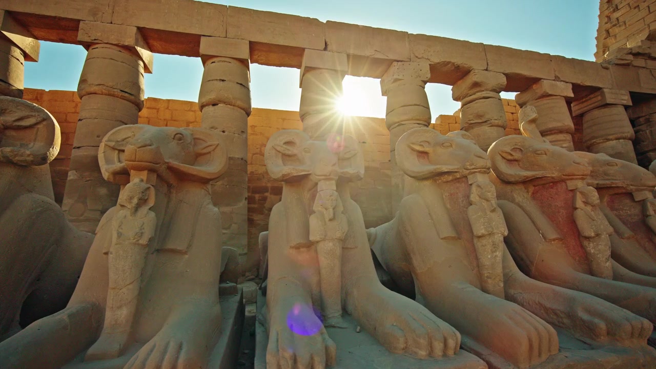 Luksor, Karnak Tapınağı'nda Güneşli Koç Başlı Sfenksler ve Sütunlar