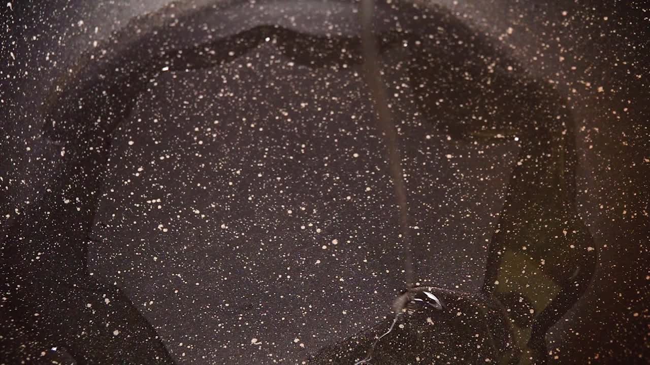 наливать воду в масло на сковородке