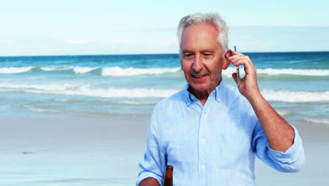 Älterer-Mann-Telefoniert-Am-Strand-Mit-Dem-Handy