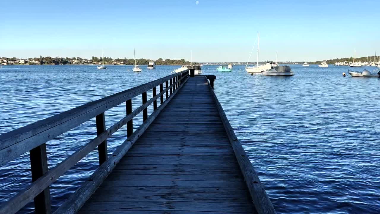 mirando hacia el muelle largo a los barcos en el río swan en peppermint grove, perth, australia occidental