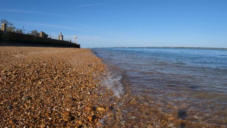 Olas-De-Agua-Cristalina-Besando-Suavemente-La-Playa-De-Guijarros-De-Color-Naranja-En-La-Isla-De-Wight