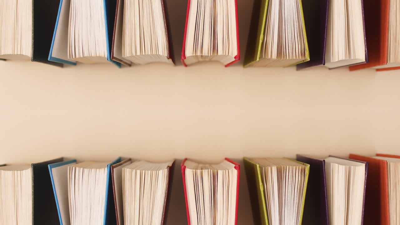 los libros de tapa dura antiguos aparecen en la parte superior e inferior del fondo beige con espacio de copia.