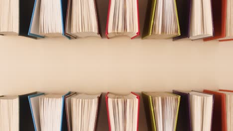 los libros de tapa dura antiguos aparecen en la parte superior e inferior del fondo beige con espacio de copia.