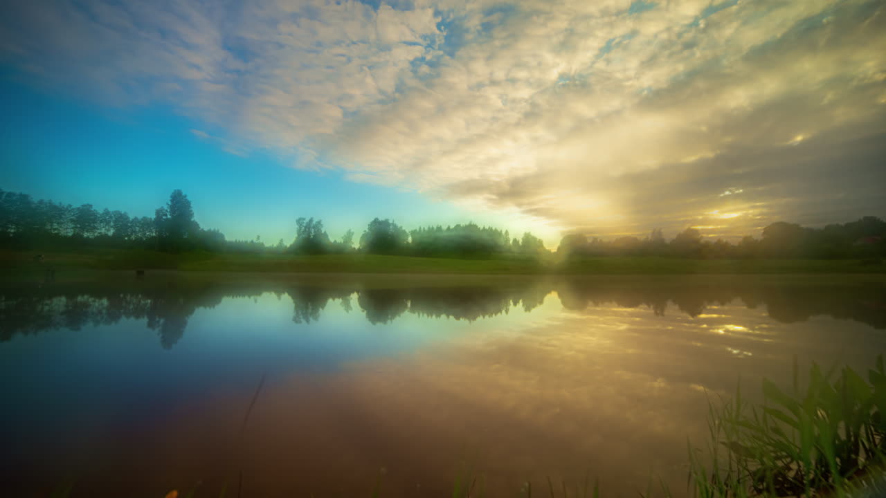 lapso de tiempo de la puesta de sol con un espectacular paisaje nuboso en un paisaje rural