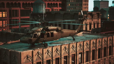 Helicóptero-Militar-En-El-Centro-Al-Atardecer