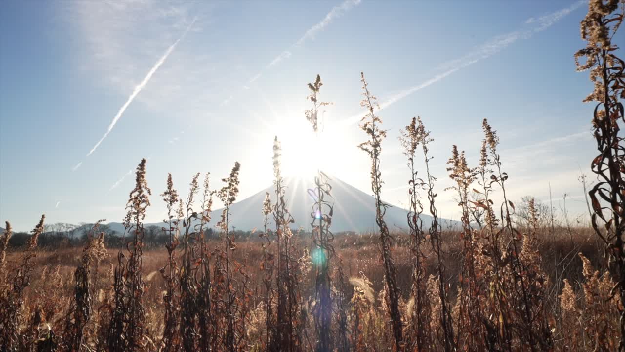 Sole che sorge sul Monte Fuji durante l'effetto Diamond Fuji in Giappone