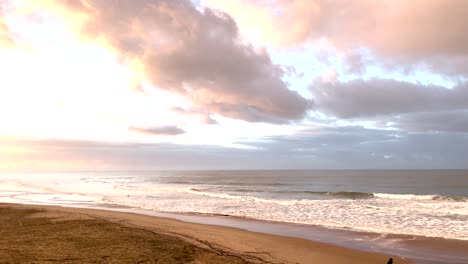 Blick-Auf-Den-Sonnenuntergang-Am-Sandstrand-Mit-Stürmischen-Wolken